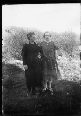 2 kvinnor stående på berg.
Nyckelord: Berg