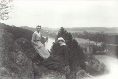 2 kvinnor sittande på berg med vattendrag i bakgrunden.
Nyckelord: Utsikt