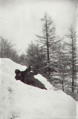 2 kvinnor liggande i snön.
Nyckelord: Berg Skog Vinter
