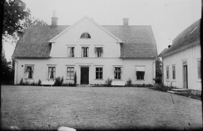 Byggnad med ekonomibyggnad.
Nyckelord: Gårdsplan