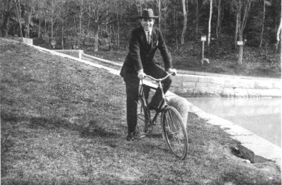 Man sittande på cykel intill sluss.
Nyckelord: Cykel Sluss