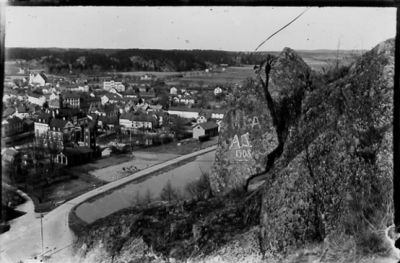 Stadsvy från berg.
Nyckelord: Utsikt