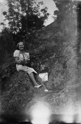 Kvinna sittande på berg.
Nyckelord: Berg