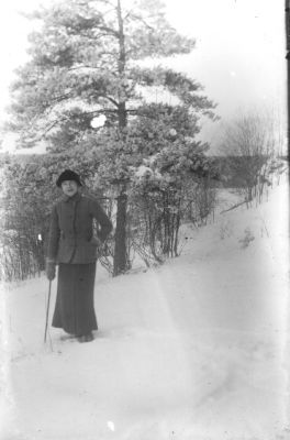 Kvinna stående i snön.
Nyckelord: Skogsbacke Vinter