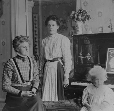 2 kvinnor och 1 flicka i rum
Nyckelord: Piano