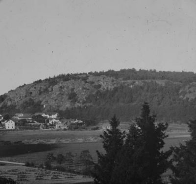 Stadsvy med berg i bakgrunden
