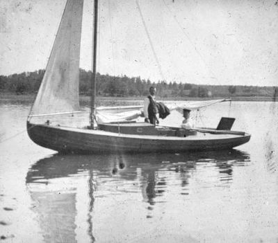 2 män i segelbåt i sjö
Nyckelord: Segelbåt