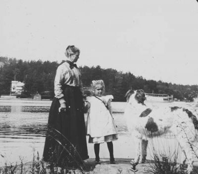 Kvinna flicka och hund vid vattendrag
Nyckelord: Hund Båt