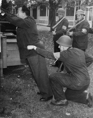 4 män i försvarsövning
Nyckelord: Kulsprutepistol Hjälm