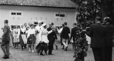 Midsommardans
Nyckelord: Folkdräkt Fiol