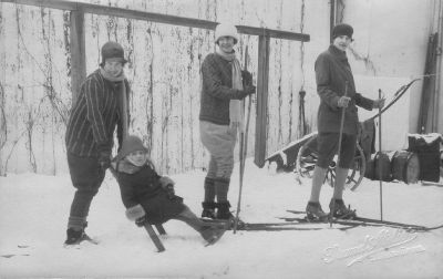 3 skidåkande kvinnor och en flicka på sparkstötting
Nyckelord: Skidor Sparkstötting