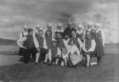 Folkdanslag
Nyckelord: Folkdräkt