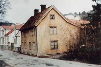 Byggnader utmed gata
