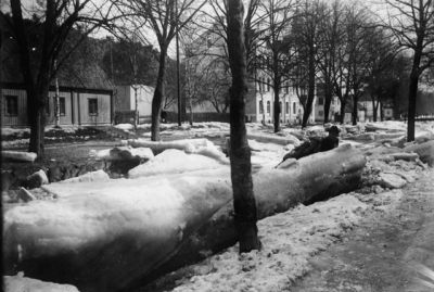 3 män liggande på isflak i ån.
Nyckelord: Islossning