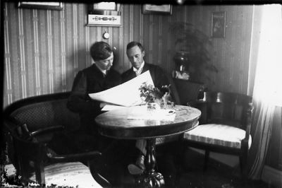 Man och kvinna sittande med tidning i soffa.
Nyckelord: Tidning Tapet Soffa