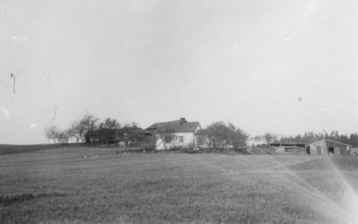 Lantgård på andra sidan gärde.
Nyckelord: Landskapsvy
