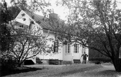 Man stående framför byggnad.
