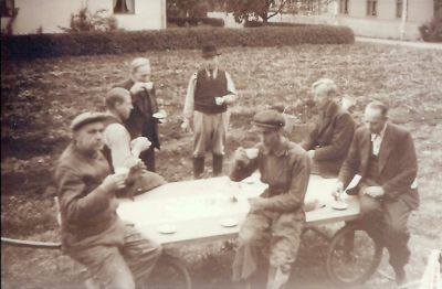Kaffepaus i potatisplockningen
Nyckelord: Vagn