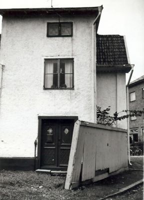 Byggnad från gårdssidan med plank
