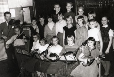 Ett antal barn övar musik
Nyckelord: Musik, Musikundervisning, Skolklass