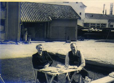 Man och kvinna vid dukat kaffebord
Nyckelord: Kaffe, Trädgård