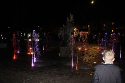 Ljusfontän på torg
