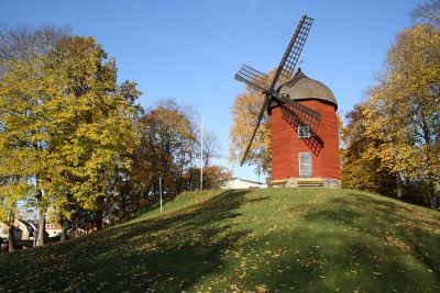 Väderkvarn på kulle
