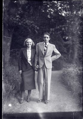 Man och kvinna stående på gång.
