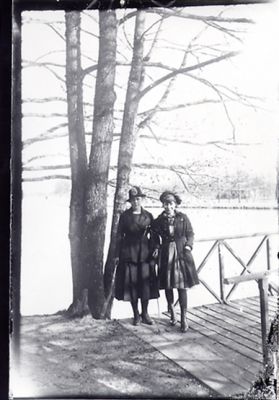 2 kvinnor stående på brygga vid vattendrag.
Nyckelord: Brygga