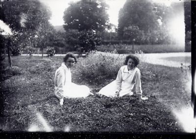 2 kvinnor sittande i gräset.
Nyckelord: Gräsmatta Väg