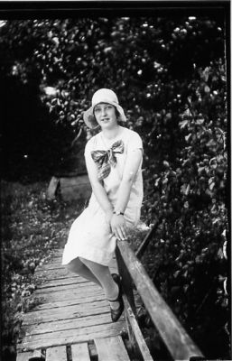 Kvinna sittande på bryggräcke.
Nyckelord: Brygga Räcke