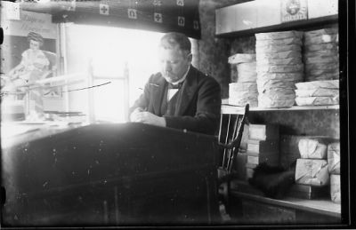 Man sittande vid skrivbord.
Nyckelord: Skrivbord