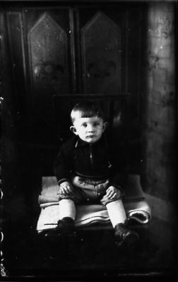 Pojke sittande på filt i rum.
Nyckelord: Filt