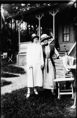 2 kvinnor stående framför serveringsveranda.
Nyckelord: Servering Trädgårdsmöbel Veranda