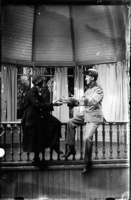 Man och kvinna sittande på räcke i lokal.
Nyckelord: Teater