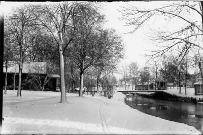Vattendrag med byggnader i vinterskrud.
Nyckelord: Vinter
