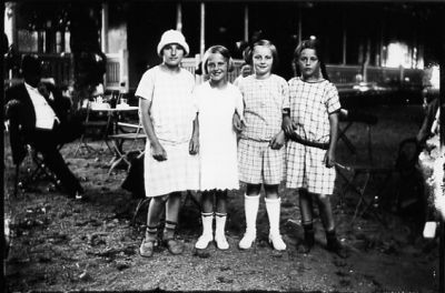 4 flickor stående framför serveringsmöbler.
Nyckelord: Serveringsmöbler