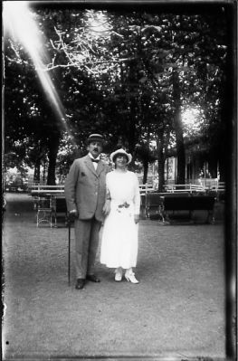 Man och kvinna stående framför serveringsmöbler.
Nyckelord: Serveringsmöbler Käpp