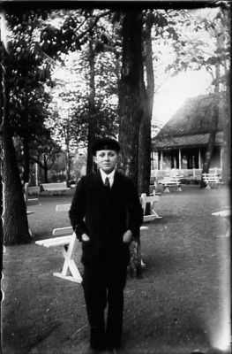 Man stående i park.
Nyckelord: Parkbänk