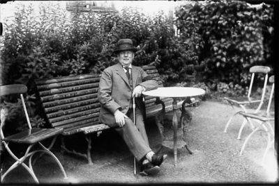 Man sittande i trädgårdsmöbel.
Nyckelord: Trädgårdsmöbel Käpp