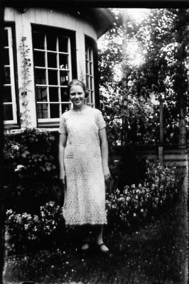 Kvinna stående framför en byggnad.
Nyckelord: Lusthus