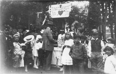 Ett antal personer i park.
