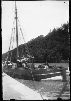 Båt lastad med tunnor.
Nyckelord: Mast