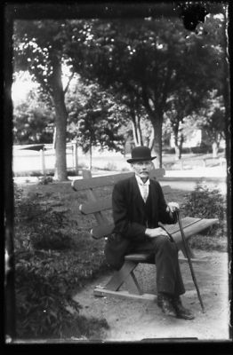 Man sittande på parkbänk.
Keywords: Parkbänk Käpp