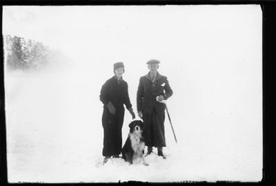 Man och kvinna stående med hund i snön.
Nyckelord: Hund Vinter