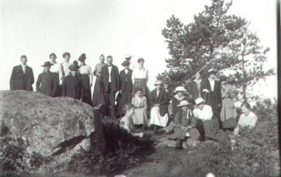 Ett antal personer samlade på berg.
Nyckelord: Berg