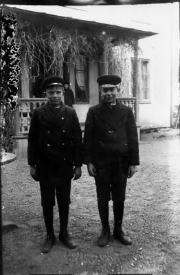 2 pojkar stående på gård.
Nyckelord: Veranda Bostad