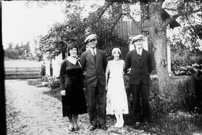 2 män och 2 kvinnor stående på grusgång.
Nyckelord: Trädgård Bostad