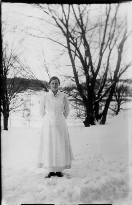 Kvinna stående i snön.
Nyckelord: Vinter
