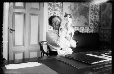 Kvinna sittande vid skrivbord med katt i famnen.
Nyckelord: Katt Skrivbord